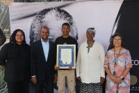 Musawenkosi Buthelezi (top matriculant 2024), his mother Dela Buthelezi and Foundation staff